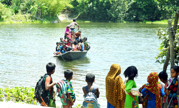 যেখানে শিক্ষার্থীরাই খেয়া নৌকার মাঝি