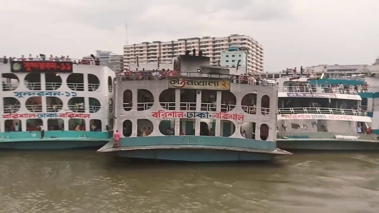 গভীর রাতে মাঝ নদীতে দুটি লঞ্চের মুখোমুখি সংঘর্ষ