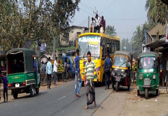 বরিশাল নগরে আলফা মাহিন্দ্রা বেপরোয়া
