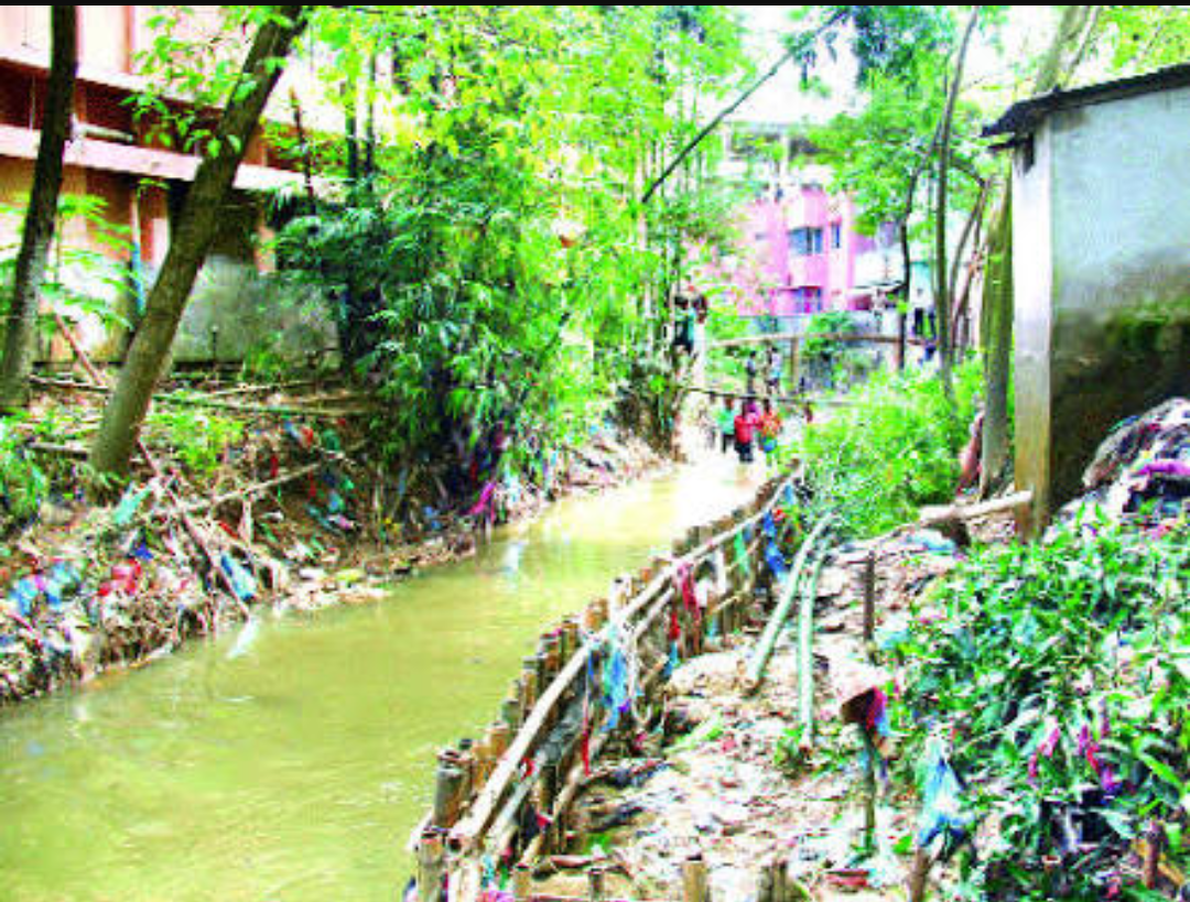 চৌমাথায় সরকারী খাল দখলে মহাউৎসব