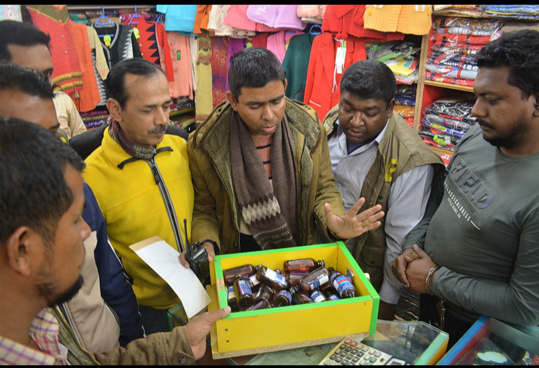 নগরীতে লাকি গার্মেন্টসের  আড়ালে ফেন্সিডিলের  ব্যবসায়ী হিরু আটক