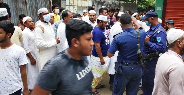 মসজিদ কমিটি নিয়ে উত্তেজনা : পুলিশের উপস্থিতিতে হাতাহাতি