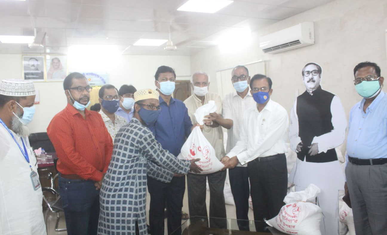 বরিশালে গণমাধ্যম কর্মীদের মাঝে প্রধানমন্ত্রীর শুভেচ্ছা সামগ্রী বিতরণ