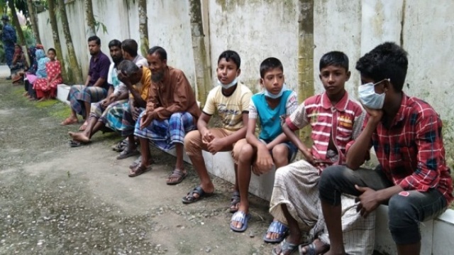 এক টুকরো মাংসের জন্য দীর্ঘ অপেক্ষা