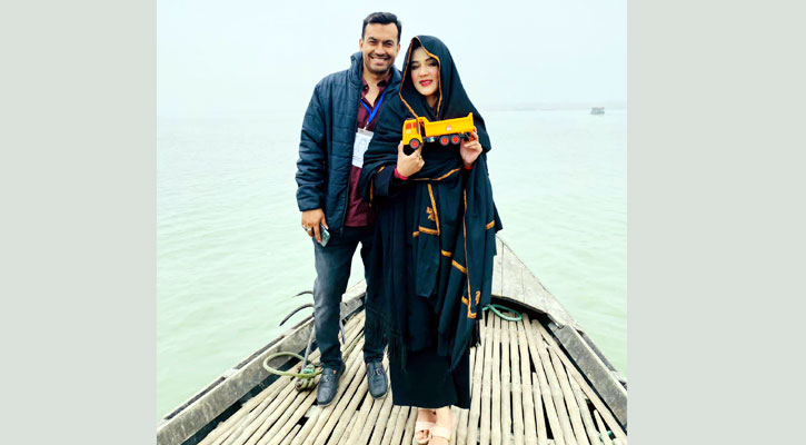 এবার নৌকায় উঠলো মাহির ট্রাক