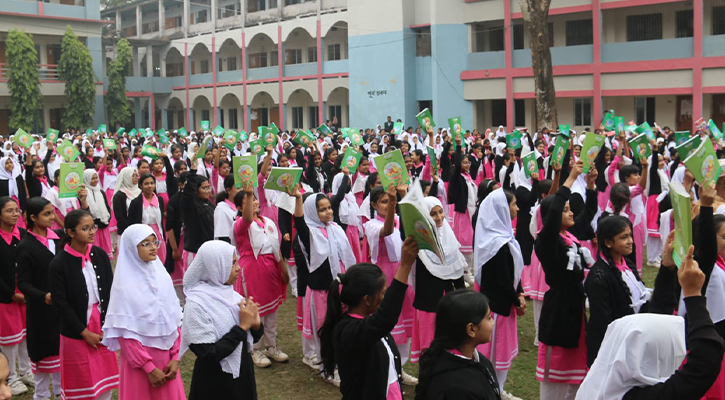 বরিশালে বই উৎসবে প্রাণবন্ত‌ শিক্ষার্থীরা