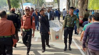 বরিশালে কেন্দ্রে যাচ্ছে নির্বাচনী সরঞ্জাম