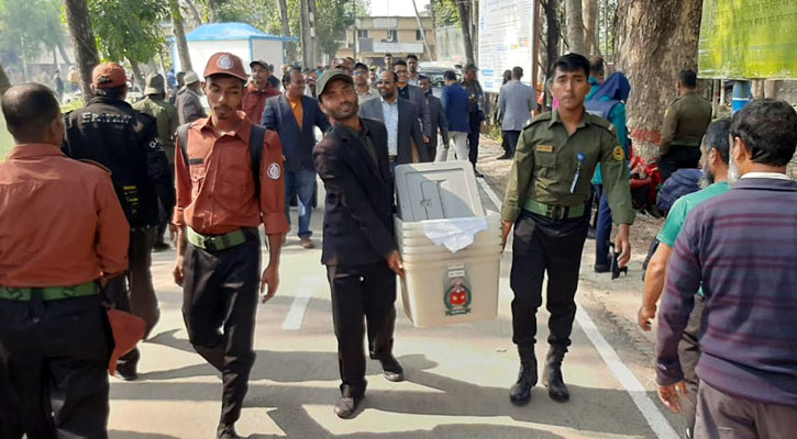 বরিশালে কেন্দ্রে যাচ্ছে নির্বাচনী সরঞ্জাম