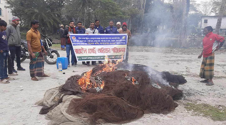 ঝালকাঠির নলছিটিতে বিশেষ কম্বিং অপারেশনে অবৈধ জাল জব্দ