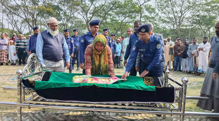 বরগুনায় বীর মুক্তিযোদ্ধা আ. রশিদকে রাষ্ট্রীয় মর্যাদায় দাফন