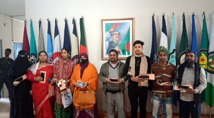 ঝালকাঠিতে চুরি হওয়া ১১ মোবাইল মালিককে ফেরত দিল পুলিশ