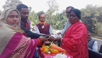 প্রধান শিক্ষক করবী চৌধুরী কে অশ্রুজলে অবসর জনিত বিদায় জানালেন শিক্ষার্থীরা