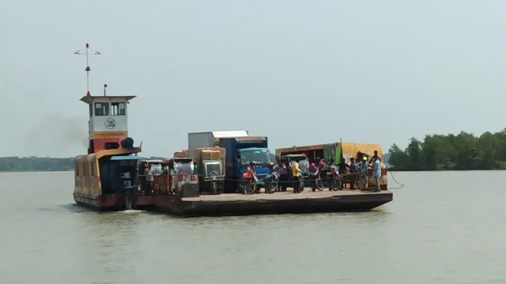 এমপি শম্ভু যাবেন, তাই আধঘণ্টা পর ছাড়ল ফেরি
