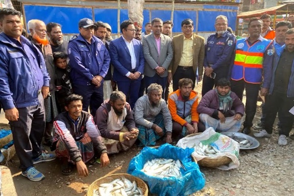 নগরীতে ৫ জাটকা মাছ ব্যবসায়ী আটক