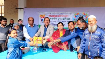 ছাবেরা খাতুন বালিকা মাধ্যমিক বিদ্যালয়ের শিক্ষার্থীদের মাঝে বই বিতরন