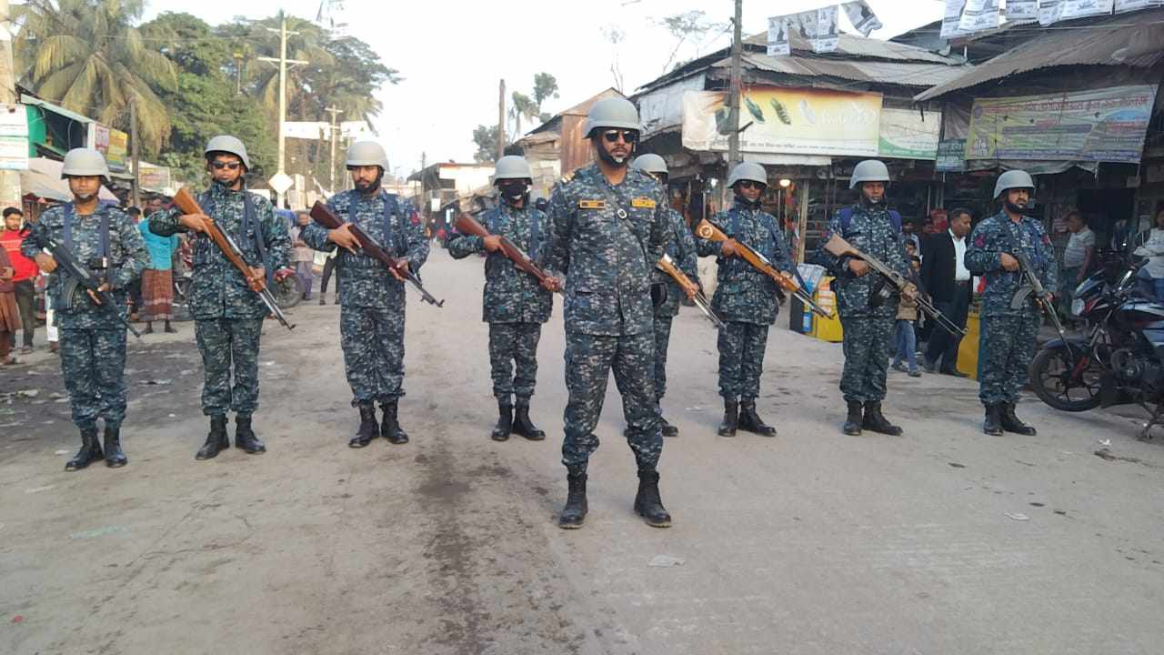 লালমোহনে বাংলাদেশ নৌবাহিনীর ফুটপেট্রোলিং