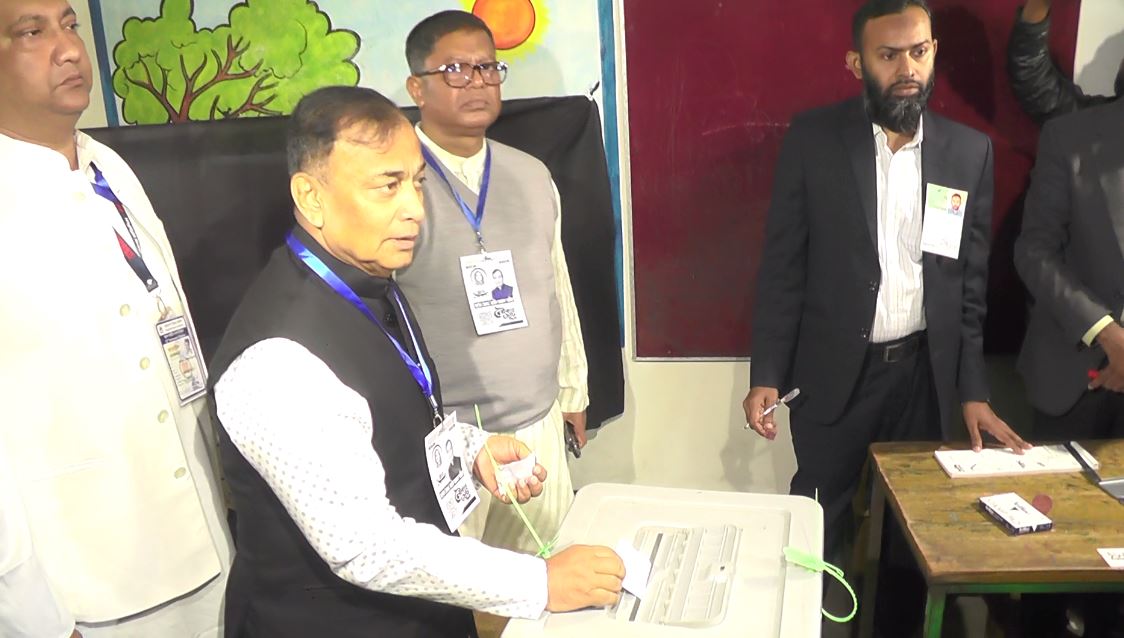 বরিশালের উৎসব মূখর পরিবেশে ভোট গ্রহন শুরু