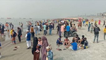 কুয়াকাটা সৈকত পর্যটকদের পদচারণায় মুখরিত