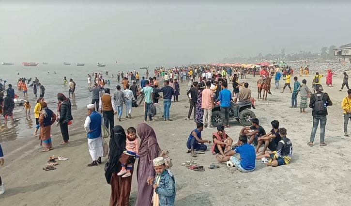 কুয়াকাটা সৈকত পর্যটকদের পদচারণায় মুখরিত