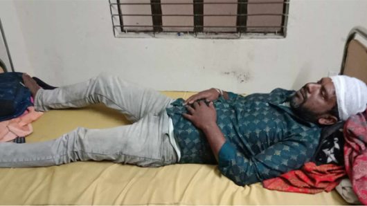 আমতলীতে স্কুলছাত্রীকে উত্যক্তের প্রতিবাদ করায় বাবা-মাকে পিটিয়ে জখম