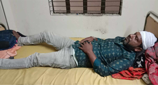 আমতলীতে স্কুলছাত্রীকে উত্যক্তের প্রতিবাদ করায় বাবা-মাকে পিটিয়ে জখম