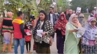 বরিশাল সদর ৫ আসনে নৌকায় ভোট চাইলেন পো‌লিং কর্মকর্তা