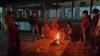 বেতাগীতে খড়কুটো জ্বালিয়ে শীত নিবারণের চেষ্টা, জনজীবন বিপর্যস্ত