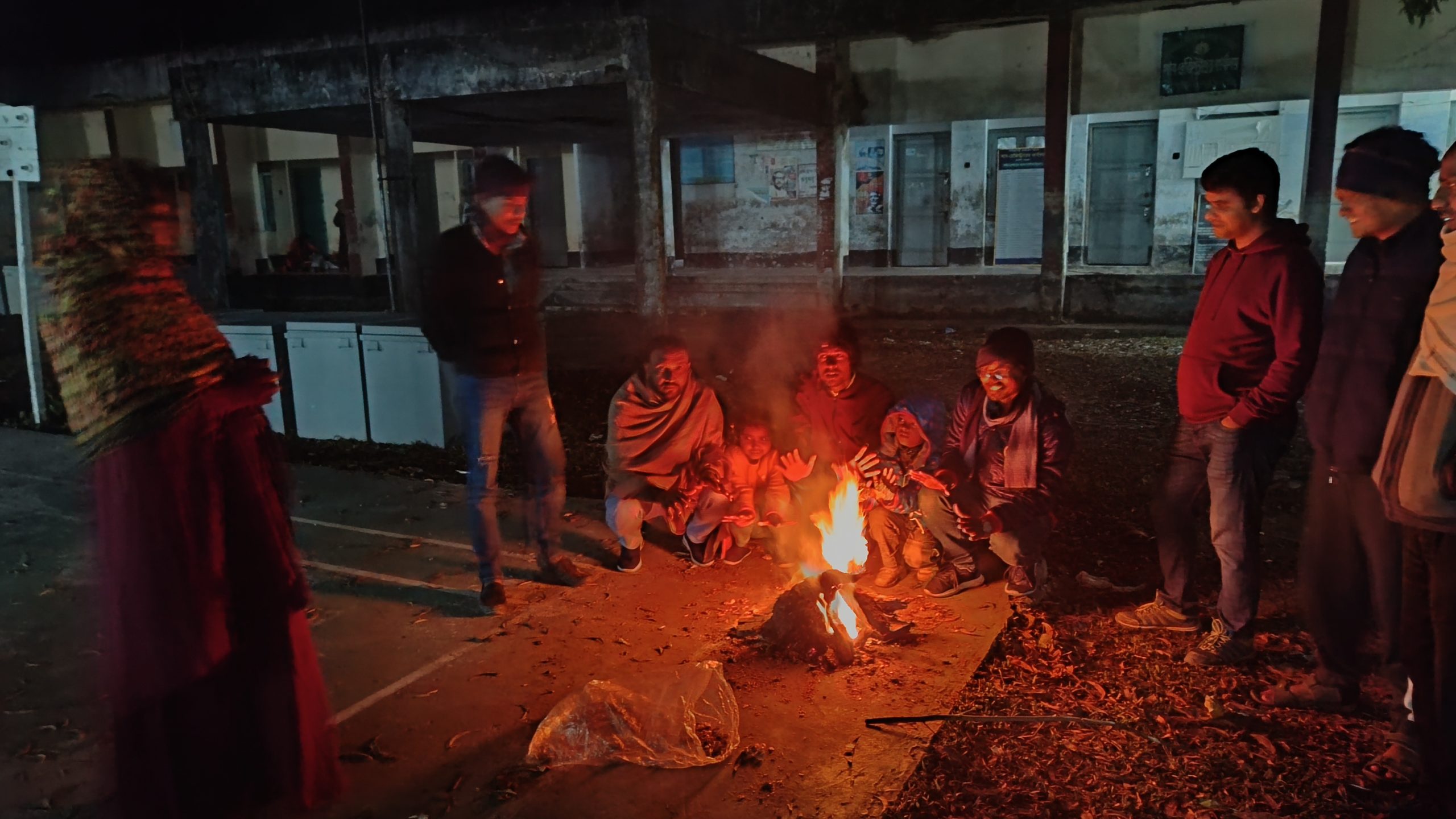 বেতাগীতে খড়কুটো জ্বালিয়ে শীত নিবারণের চেষ্টা, জনজীবন বিপর্যস্ত