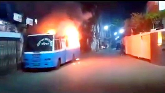 বরিশালে বাংলাদেশ ব্যাংকের স্টাফ বাসে আগুন