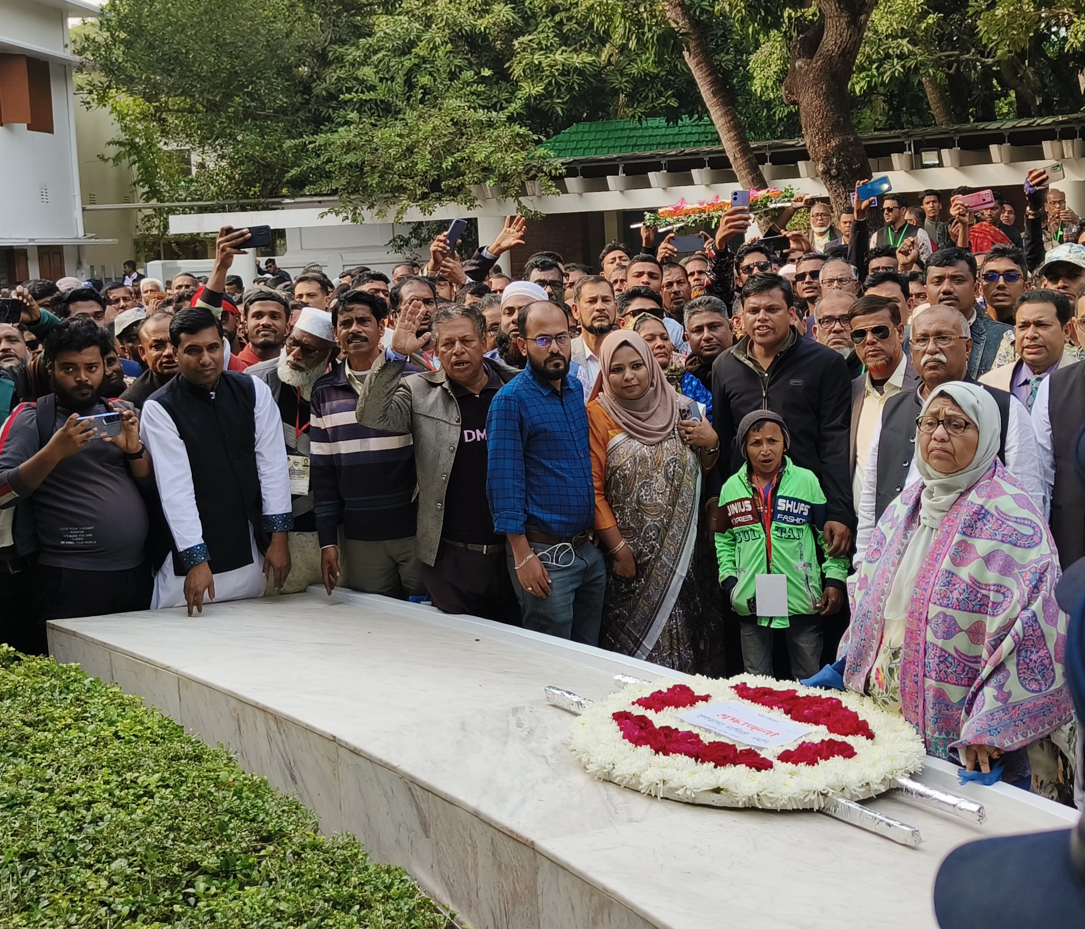 বঙ্গবন্ধুর সমাধিতে বরগুনা-২ আসনের এমপি সুলতানা নাদিরার পুস্পস্তবক অর্পন