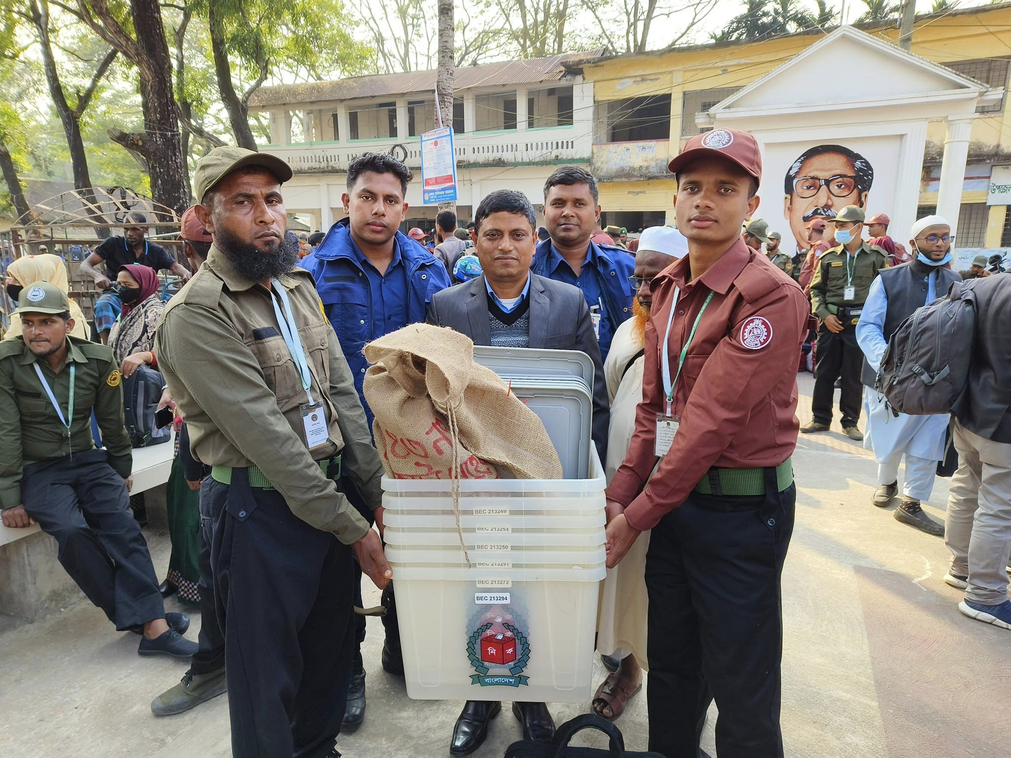 আমতলী উপজেলায় ব্যালট যাবে ভোটের দিন সকালে