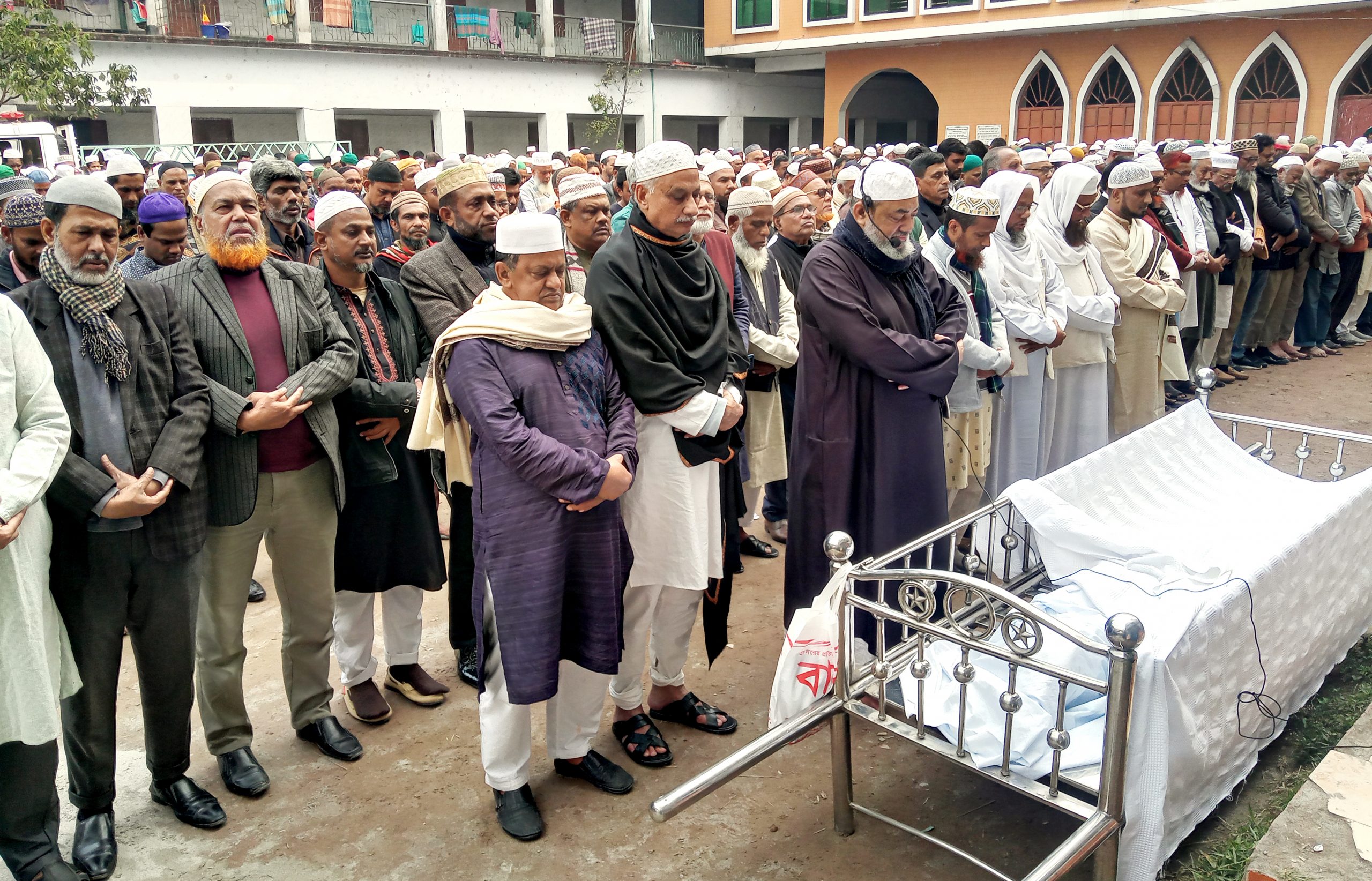 কেন্দ্রীয় বিএনপি সদস্য ও সাবেক বরিশঅল জেলা বিএনপি সভাপতি এবায়েদুল হক চাঁনের ভাই মোঃ লাল মিয়ার দাফন সম্পূর্ণ।