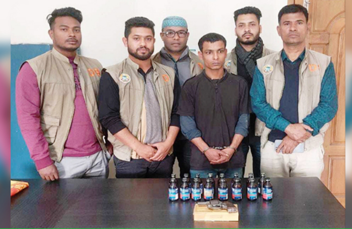 যুবককে ফাঁসাতে গিয়ে ফেঁসে গেলো মাদক কারবারি, সহযোগী গ্রেফতার