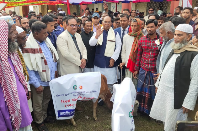 কলাপাড়ায় জেলেদের মাঝে জাল ও গরু বিতরণ