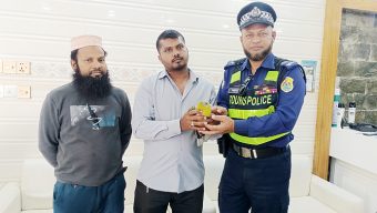 কুয়াকাটায় অসুস্থ হরিয়াল উদ্ধার করে চিকিৎসায় পাঠালো ট্যুরিস্ট পুলিশ