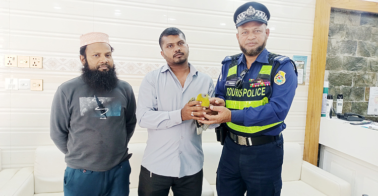 কুয়াকাটায় অসুস্থ হরিয়াল উদ্ধার করে চিকিৎসায় পাঠালো ট্যুরিস্ট পুলিশ