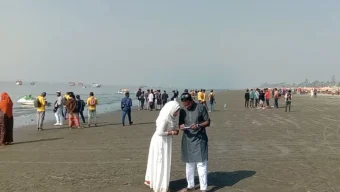 কুয়াকাটায় আশানুরূপ পর্যটক না আসায় ব্যবসায়ীরা হতাশ