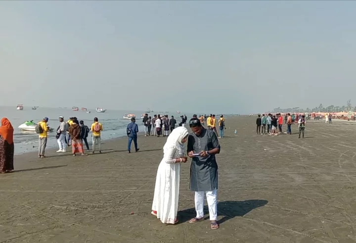 কুয়াকাটায় আশানুরূপ পর্যটক না আসায় ব্যবসায়ীরা হতাশ