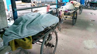 বরিশালে হাড়কাঁপা শীতে অসহায় নগরীর নিম্ন আয়ের মানুষ