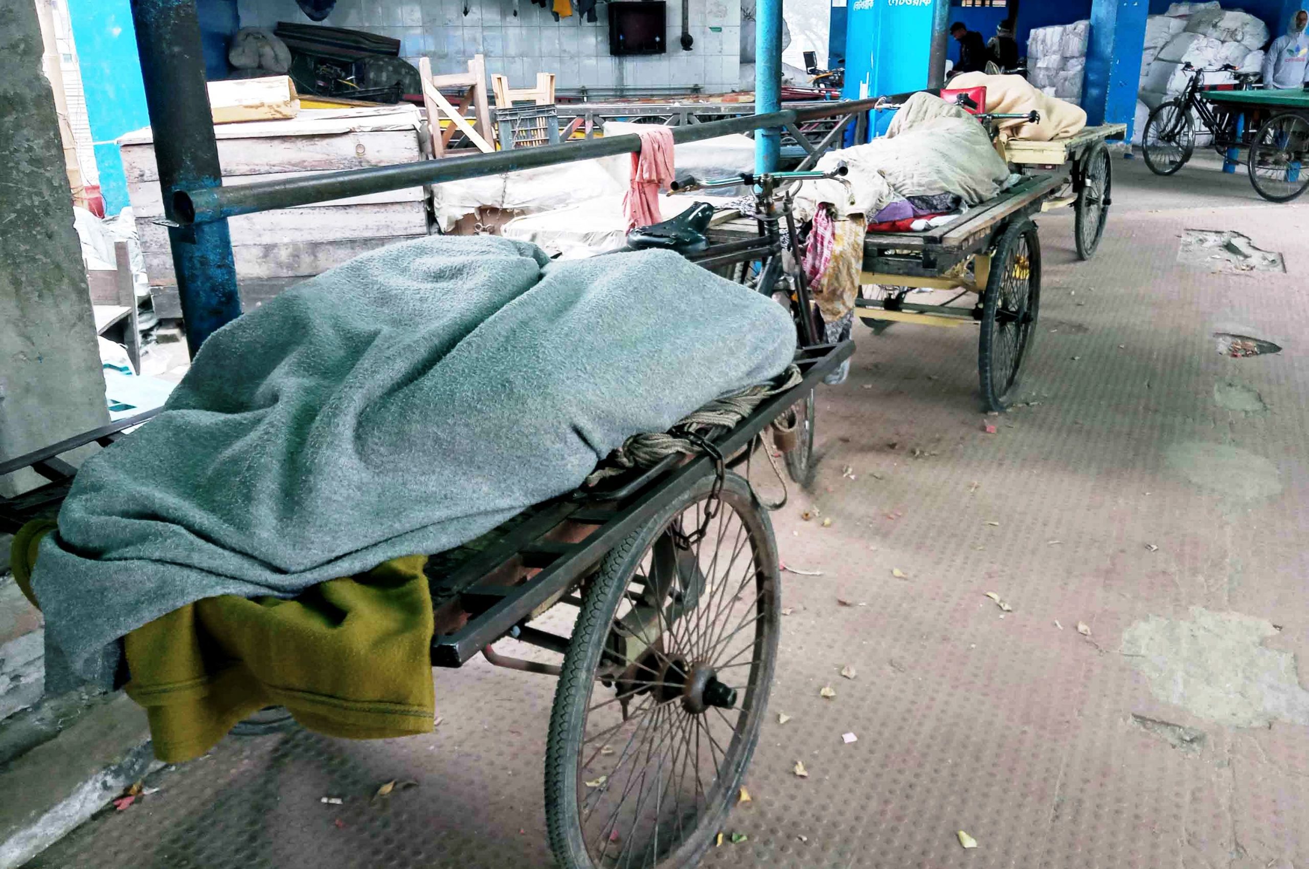 বরিশালে হাড়কাঁপা শীতে অসহায় নগরীর নিম্ন আয়ের মানুষ