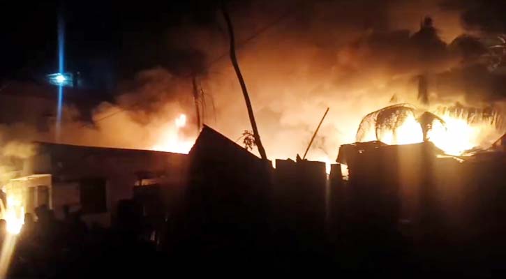 বরিশালের বাকেরগঞ্জে আগুনে প্রায় ১০ কোটি টাকার ক্ষতিসাধন সহ ১৪ দোকান ও ৫ ঘর পুড়ে ছাই