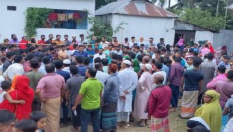 কুকুরকে বাঁচাতে গিয়ে প্রাণ গেল অটোচালকের