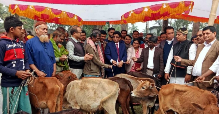 সরকারের তালিকাভুক্ত জেলেদের মাঝে উপকরণ বিতরণ