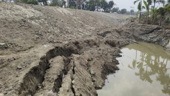 ঢালের মাটি কেটে  বন্যানিয়ন্ত্রন বাঁধ সংস্কার  ঝুঁকিতে বাড়িঘর