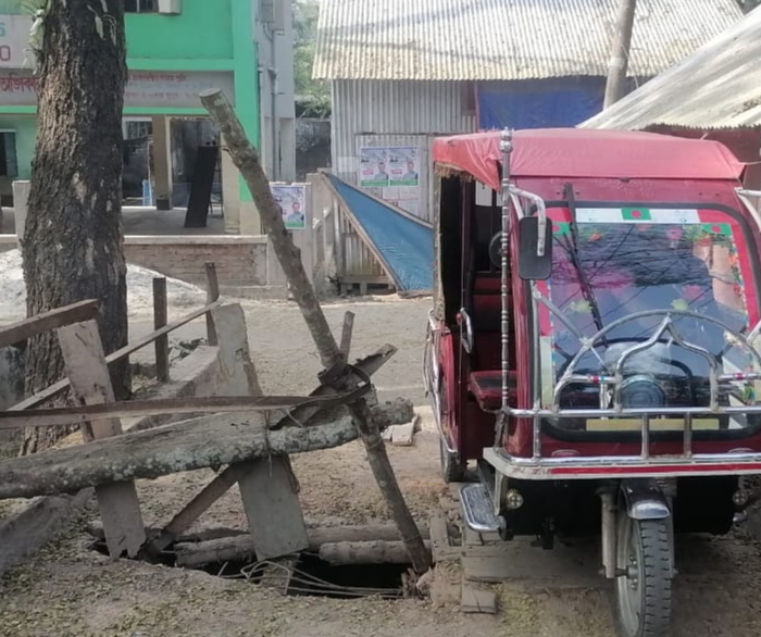 বেতাগী’র গড়িয়াবুনিয়ায় ভাঙা সেতুতে জনদুর্ভোগ বেড়েছে