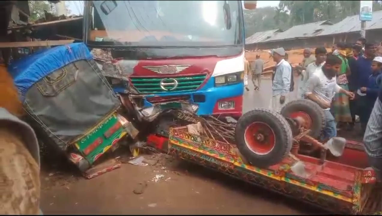 লালমোহনে যাত্রীবাহি বাসের চাপায় দুই পথচারী আহত