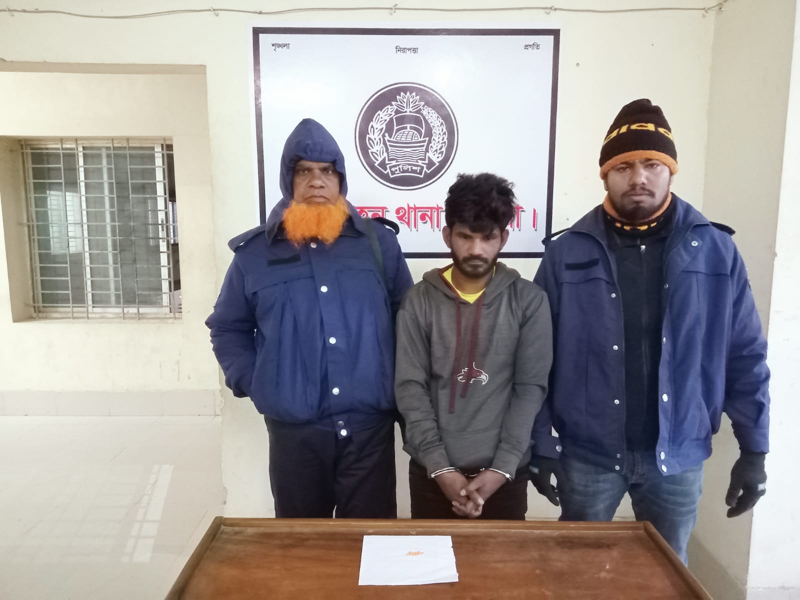 লালমোহনে ১০ পিচ ইয়াবাসহ যুবক আটক