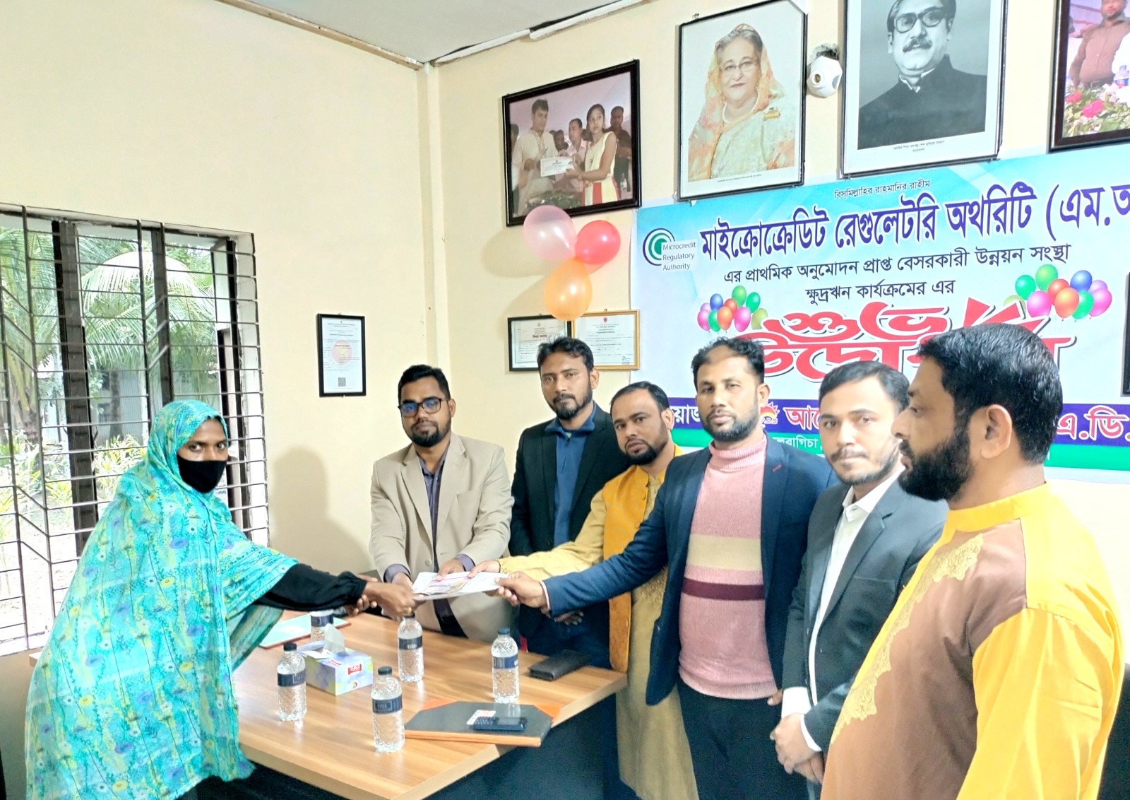 লালমোহনে প্রান্তিক জনগোষ্ঠীর জীবনমান্নোয়নে আলোর দিশারী সংস্থার ক্ষুদ্রঋণ কার্যক্রম শুরু