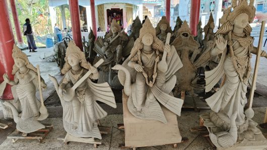 বরগুনায় চলছে সরস্বতী প্রতিমার তৈরির কাজ