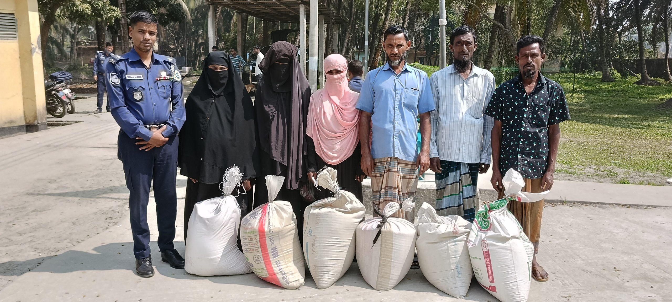 জেলেদের মারধর করে চাউল ছিনিয়ে নিয়ে যাওয়ার পর উদ্ধার করে দিলেন ইউএনও